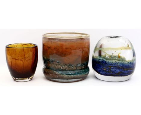 Drei Art Deco-Vasen. Farbloses, dickwandiges Glas mit unterschiedlichen Einschmelzungen in farbigem Pulverschmelz. Verschiede