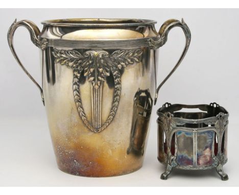 Jugendstil-Flaschenkühler und -halter. Messing bzw. Britannia, versilbert. In fast identischer Art mit reliefiertem Akanthusb