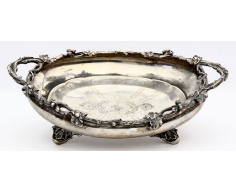 Spätbiedermeier-Henkelschale. 12 Lot Silber, 491 g. Oval mit plastischem Eichelrand, innen mit graviertem Dekor. Auf vier Roc