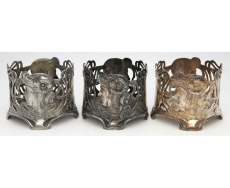Drei Jugendstil-Flaschenhalter, WMF. Britannia, versilbert. Zylindrische Wandung, auf vier ausgestellten Füßen, umlaufend mit