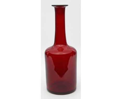 Brauer, Otto (1897 Österreich 1938) "Gulvase". Rubinglas. Hersteller Holmegaard. H. 25,5 cm.