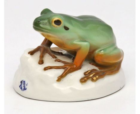 Skulptur "Frosch", Nymphenburg. Bunte Unterglasurbemalung (l. berieben). Prägemarke Nymphenburg, um 1900. 1. Wahl. 5x 6,5x 6 