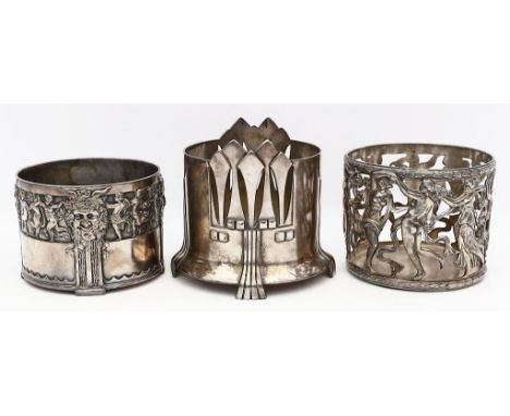 Drei Jugendstil-Flaschenhalter, WMF. Britannia, versilbert (teils berieben). Verschiedene Ausführungen. Teils durchbrochen ge