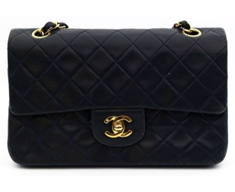 Umhängetasche "Timeless Small", Chanel. Schwarzes, in Rauten-Optik gestepptes Lammleder. Goldfarbene Hardware, gem. "CHANEL P