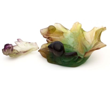 Zwei "Pâte-de-verre"-Schalen, Daum. Verschiedenfarbiges Pastenglas, einmal in Form eines Blattes mit zwei Schnecken, die ande