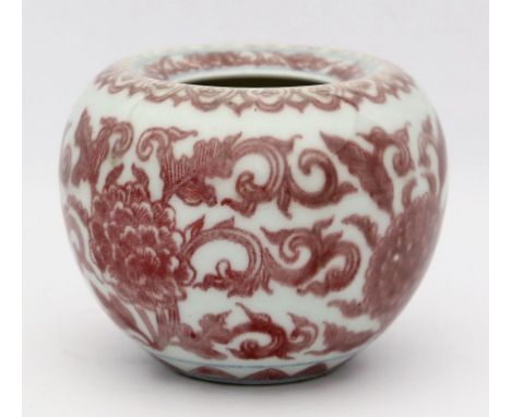 Kangxi-Vase. Porzellan. Kugelig gebaucht. Umlaufend kupferrote Chrysanthemenmalerei mit Unterglasurblau. Kangxi-Marke und -Pe