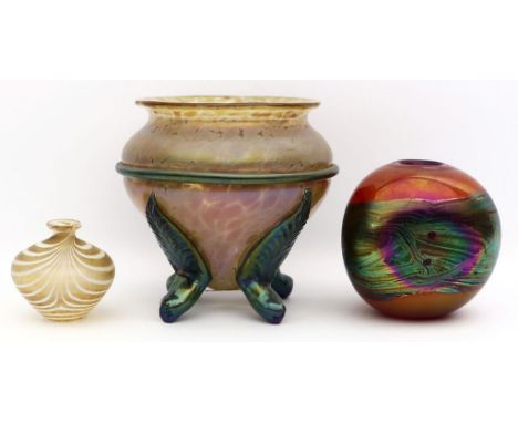 Drei Künstlerglasvasen. Verschiedenfarbiges, lüstrierendes Glas mit unterschiedlichen Ein- und Aufschmelzungen. Verschiedene 