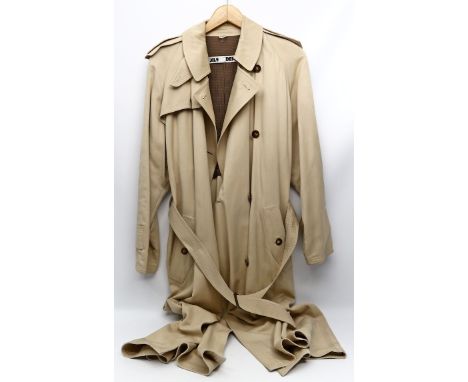 Wattierter Trenchcoat, Jil Sander. Obermaterial 55% Seide, 45% Viskose. Doppelreihig, Reverskragen, eingenähte Taschen mit Kn