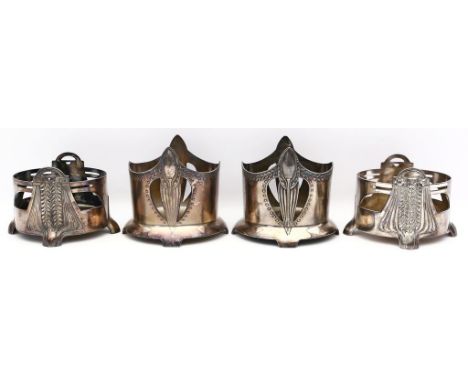 Zwei Paar Jugendstil-Flaschenhalter, WMF. Britannia, versilbert. Verschiedene Ausführungen mit teils durchbrochen gearbeitete