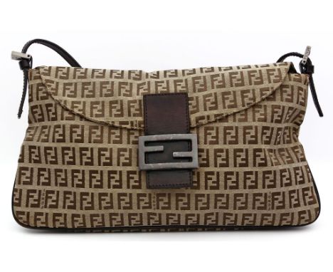 Vintage Shoulder Bag, Fendi. Zucca Canvas, palladiumfarbene Hardware, gem. "FENDI". Flacher Lederriemen, Umschlagklappe mit D