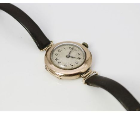 Damenarmbanduhr "ROLEX". Rundes Gehäuse, wohl Rosé-G. Silberfarbenes Zifferblatt mit arabischen Ziffern. Handaufzug mit 15 St