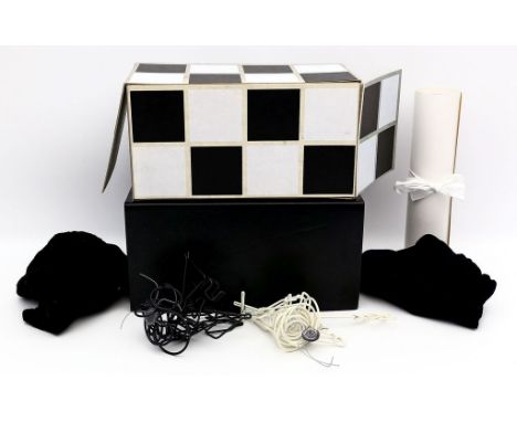 Kienholz, Edward (1927 Fairfield - Sandpoint 1994), nach Schachspiel "Chess", in Originalverpackung, Drahtfiguren verplombt, 