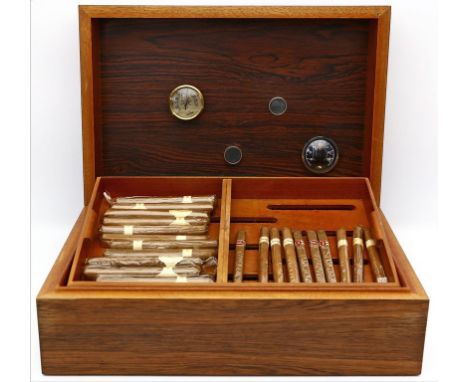 Humidor, Davidoff. Wohl Zirikote und Mahagoni-Sapele. Geradliniger Rechteckkorpus mit seitlichen Messinggriffen und Klappdeck