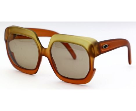 Vintage-Sonnenbrille, Christian Dior. Vollrandmodell (Kuntstoffumrandung im Farbverlauf mit dreidimensionalem "CD"-Schriftzug