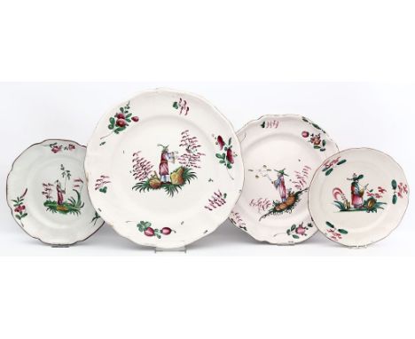 Vier Teller/Platten. Fayence mit cremefarbener, leicht rosastichiger Glasur. In bunten Muffelfarben bemalt mit Chinesen auf T