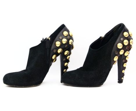 Paar Ankle Boots, Gucci. Schwarzes Wildleder. Mit Leder überzogener Stiletto-Absatz, ca. 11 cm. Zahlreiche, goldfarbene, halb