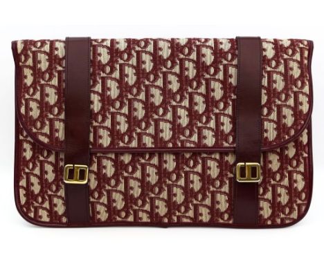 Vintage Clutch "Diorissimo", Christian Dior. Dunkelrotes Oblique-Jacquard mit bordeauxfarbenem Leder, goldfarbene Hardware. U