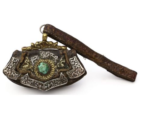 Geldtasche. Aufklappbarer Lederbeutel mit floralen Beschlägen aus Messing/Metall, fein ziseliert. Mittig Türkisbesatz. Alters