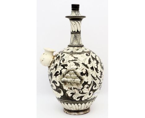 Kendi. Beiges Steinzeug. Unlaufende Ornamentmalerei mit Blatt- und Blütenranke in Schwarzlot. Thailand oder Vietnam, wohl 18.