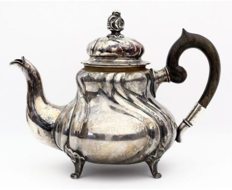 Teekanne. 800/000 Silber, 907 g. Gebauchte Form mit godronierter Wandung. Schwarz gebeizter Holzgriff. Oxidiert bzw. stark an