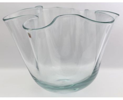 Große Taschentuch- oder Faltvase, Holmegaard. Farbloses bzw. leicht blaustichiges Glas. Wandung mit Hersteller-Etikett Holmeg