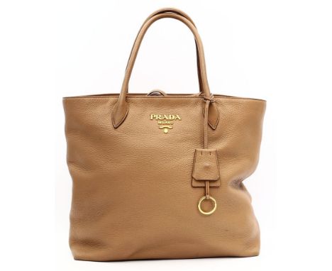 Shopper, Prada. Moccafarbenes, fein genarbtes Rindsleder mit goldfarbenem Metall-Schriftzug "PRADA MILANO", goldfarbene Hardw