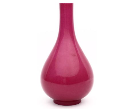 Kangxi-Vase. Porzellan. Tropfenform mit schlankem Hals und kurzem, runden Stand. Außen leberrote, innen weiße Glasur. China, 