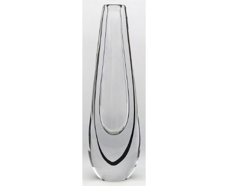 Lindstrand, Vicke (1904 Schweden 1983) Vase. Farbloses Kristallglas mit schwarzer Einschmelzung. Boden num. 1415, Hersteller 