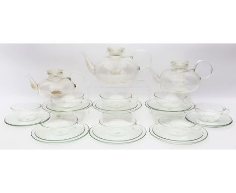 Wagenfeld, Wilhelm (1900 Bremen - Stuttgart 1990) Teeservice für sechs Personen, 34-teilig. Farbloses Glas. Bestehend aus: Dr