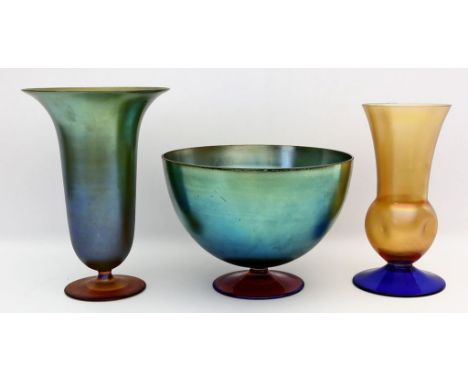 Zwei Vasen und Fußschale. Überwiegend bernsteinfarbenes, teils golden, teils petrolfarben lüstrierendes Glas, einmal mit ange