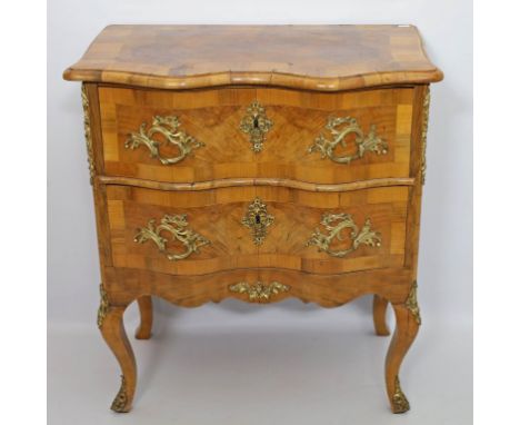 Kommode im Dresdener-Barockstil. Nussbaumfurnier und Ahorneinlagen, auf Nadelholz. Gerader, zweischübiger Korpus mit geschwun