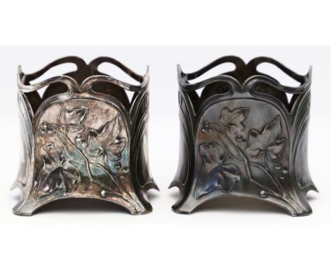 Paar Jugendstil-Flaschenhalter, WMF. Britannia, versilbert. Auf vier ausgestellten Füßen teils durchbrochen gearbeitete Wandu