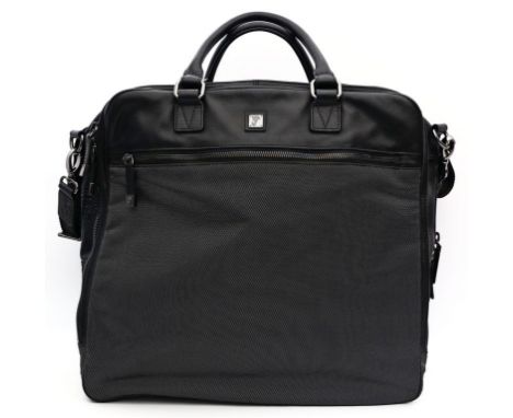 Reisetasche, Versace. Mix aus grauem Nylon und schwarzem Glattleder mit eingeprägtem Medusa-Motiv und Medusa-Metall-Plakette,