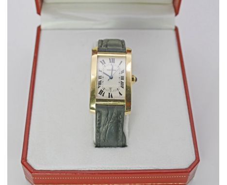 Herrenarmbanduhr "CARTIER". Rechteckiges Gehäuse und Faltschließe 18 kt. GG, seitlich vierfach verschraubt. Weißes Zifferblat