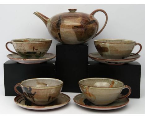 Herrmann, Sabine (geb. 1961 Meißen) Teekanne und vier Teetassen mit Untertassen. Keramik, farbig femalte Dekore mit Figuren u