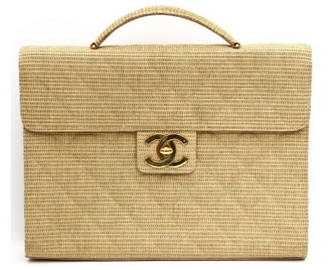 Vintage-Aktentasche, Chanel. Gesteppter Bast, unterlegt mit cremefarbenem Leder, goldfarbene Hardware, gem. "CHANEL PARIS". K