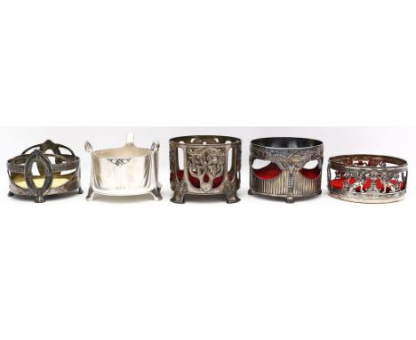 Fünf div. Flaschenhalter, WMF. Meist Britannia, versilbert (teils berieben). Verschiedene, teils durchbrochen gearbeitete Rel