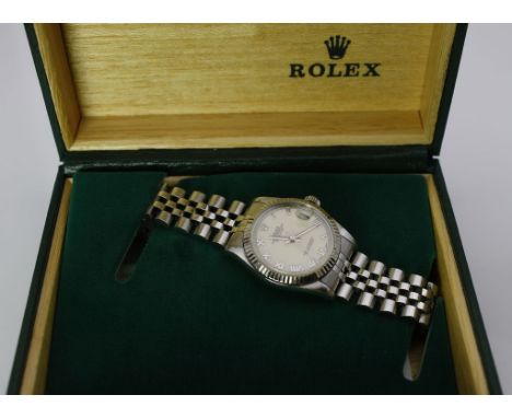 Armbanduhr "ROLEX", Modell "Oyster Perpetual Datejust". Tonnenförmiges Gehäuse und Jubilee-Armband mit originaler Faltschließ