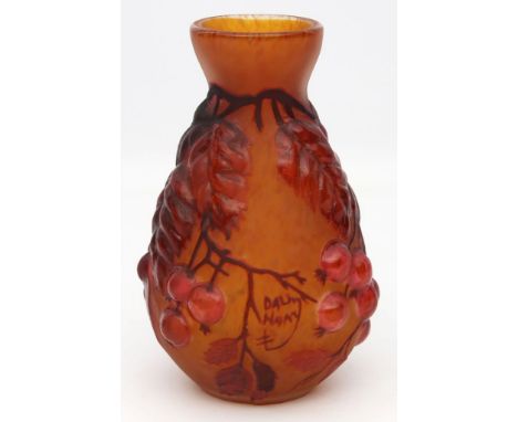 Jugendstil-Vase, Daum Nancy. Farbloses, matt geätztes Glas mit gelben und roten Pulvereinschmelzungen. Reliefierte Außenwandu
