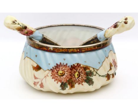 Salatschale mit -besteck, WMF. Gedreht kannelierte Wandung aus weißem, leicht opalisierenden Milchglas mit Blumenmalerei in f