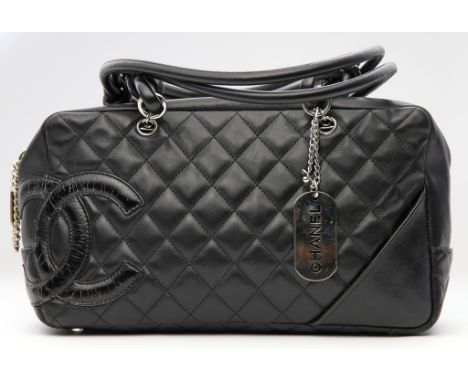 Schultertasche, "Cambon Bowling Bag", Chanel. Schwarzes, in Diamant-Optik gestepptes Matelassé-Leder mit großem CC-Logo, silb