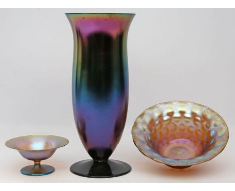 Kleine Fußschale, Schale und Vase, WMF. Bernsteinfarbenes bzw. schwarz-violettes, stark lüstrierendes Glas. Verschiedene Ausf