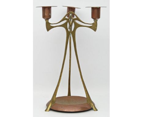 Müller, Albin (1871 Dittersbach (Erzgebirge) - Darmstadt 1941) Dreiflammiger Jugendstil-Kerzenleuchter. Messing und Kupfer, t