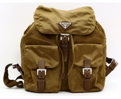 Rucksack Re-Edition 1978, Prada. Senffarbenes Nylon mit Metall-Plakette "PRADA MILANO", silberfarbene Hardware, gem. "PRADA".