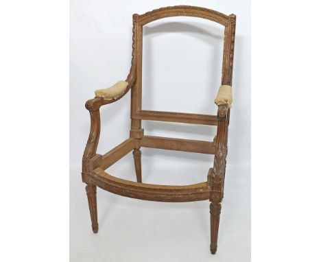 Fauteuil im klassizistischen Stil. Geschnitztes Holzgestell mit  Bandwerk, Rosetten und Akanthus. Rest., Alters- und Gebrauch