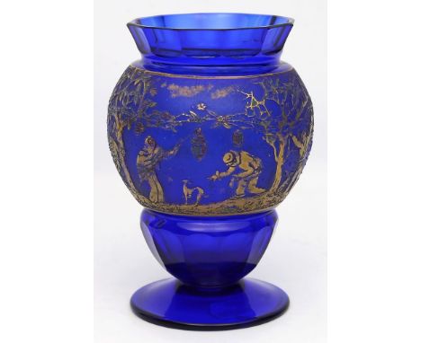 Art deco-Vase, Moser. Kobaltblaues Kristall. Gebaucht eiförmige, teils facettierte Wandung, umlaufend geätzter und vergoldete
