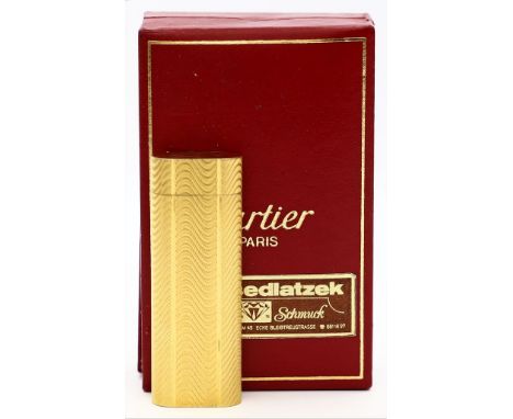 Feuerzeug, Cartier. Guillochiertes Doublé-Gehäuse. Monog. "SD". Gebrauchsspuren wie Kratzer und Funktion nicht geprüft (klein