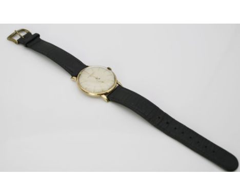 Herrenarmbanduhr "Baume Mercier". Rundes, vergoldetes Edelstahlgehäuse mit aufgedrücktem Boden. Matt versilbertes Zifferblatt