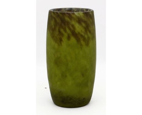 Kleine Art Deco-Vase, Daum. Farbloses, matt geätztes Glas mit grünen und braunen Pulvereinschmelzungen. Leicht gebauchte, zyl