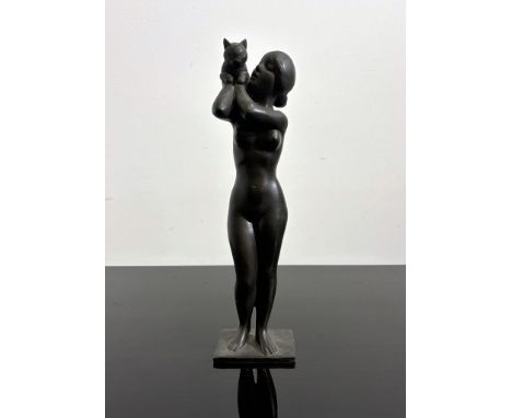 Löhner, Rudolf (1890 Zuckmantl/Mähren - Dresden 1971) Skulptur eines stehenden Mädchenaktes mit Katze. Dunkelbraun patinierte